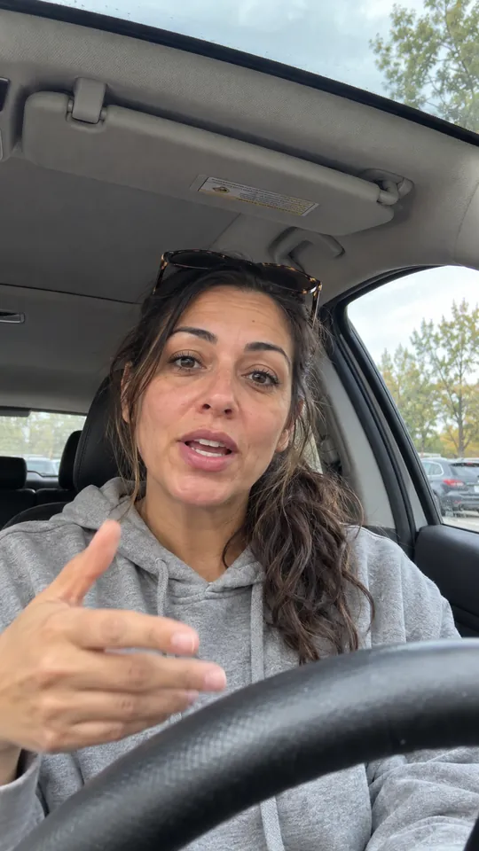 Caroline, 38 ans, filmée dans sa voiture.