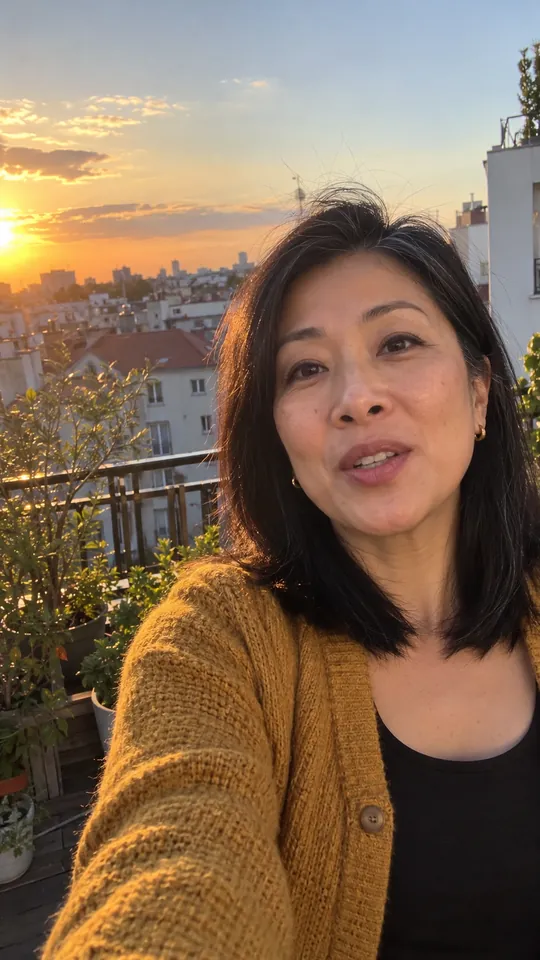 Christine, 46 ans, filmée sur son balcon, en fin de journée.