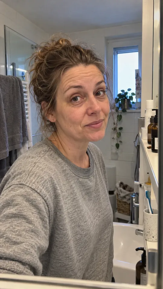 Karine, 44 ans, filmée dans sa salle de bains.
